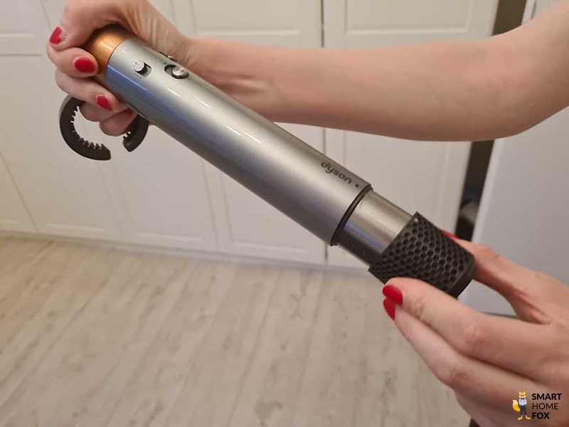 Вы можете видеть, как снимается крышка фильтра Dyson Airwrap.